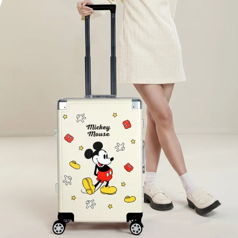 ミッキーマウスが描かれたスーツケースを持った女性の画像です。
