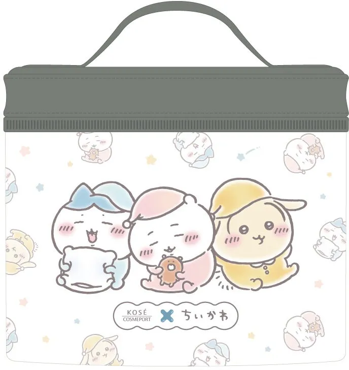 ちいかわのキャラクターが描かれた化粧品パッケージ。ピンク、水色、黄色のパジャマを着た3体のキャラクターが、それぞれ枕やぬいぐるみを持って眠っている様子が描かれている。パッケージ全体は白を基調とし、背景には小さなキャラクターのイラストが散りばめられている。