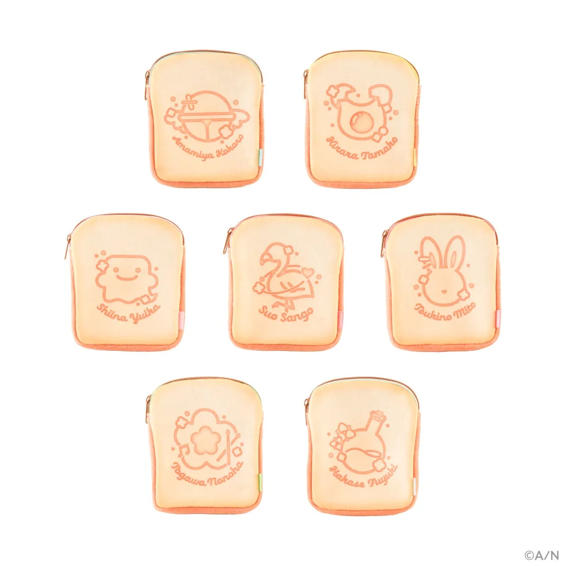 様々なキャラクターが描かれた、パンの形をしたポーチが7つ並んだ写真です。各ポーチには、異なるキャラクターの名前とイラストが描かれています。