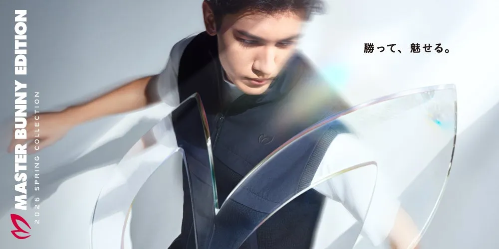 男性モデルがファッションブランドの服を着てポーズをとっているイメージ画像。透明なオブジェクトが前景に配置され、光の反射が美しい。