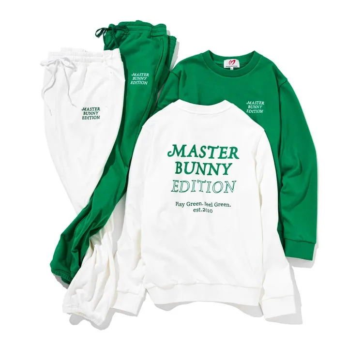 マスターバニーエディションの白と緑のスポーツウェアの組み合わせの写真です。白いスウェットとパンツ、緑色のスウェットとパンツが写っています。各アイテムには「MASTER BUNNY EDITION」のロゴがプリントされています。