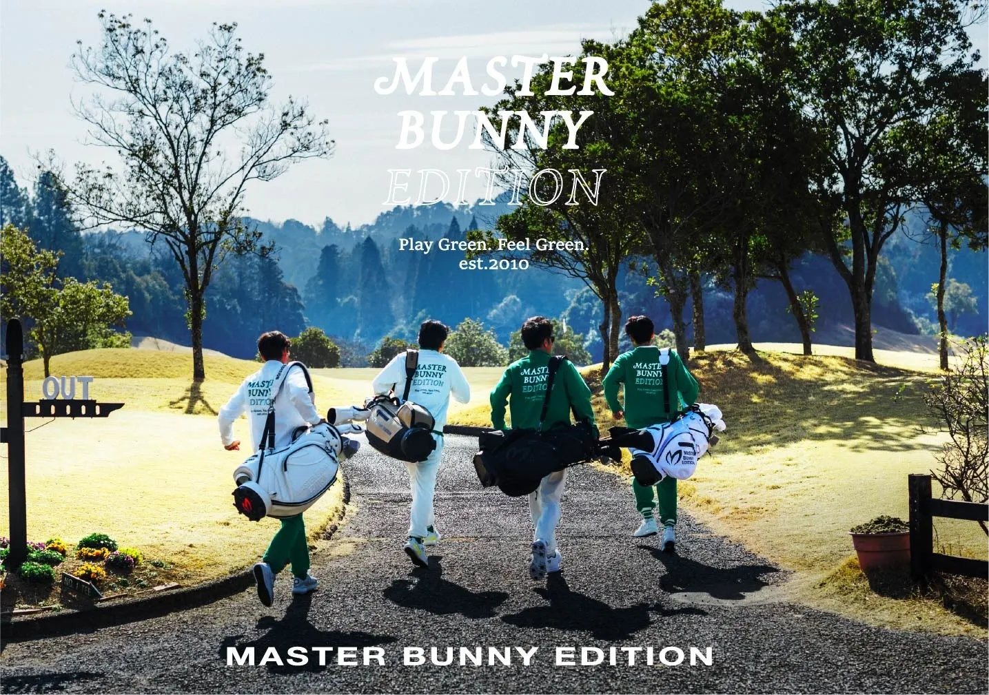 ゴルフウェアのブランド「MASTER BUNNY EDITION」の広告画像。4人の男性がゴルフバッグを持ってコースを歩いている様子が写っている。