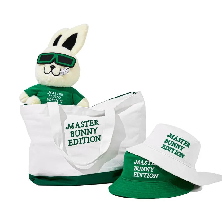 マスターバニーエディションの白と緑のトートバッグ、バケットハット、ウサギのぬいぐるみ。