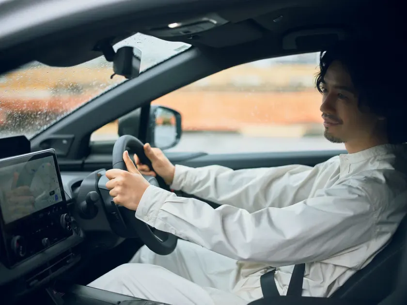 運転中の斎藤工さん