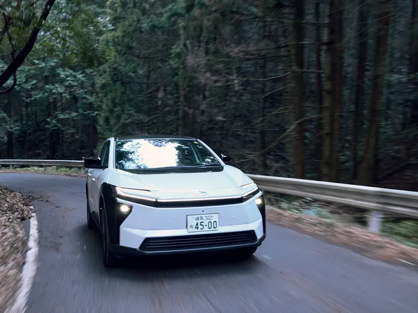 森の中を走る白いbZ4X