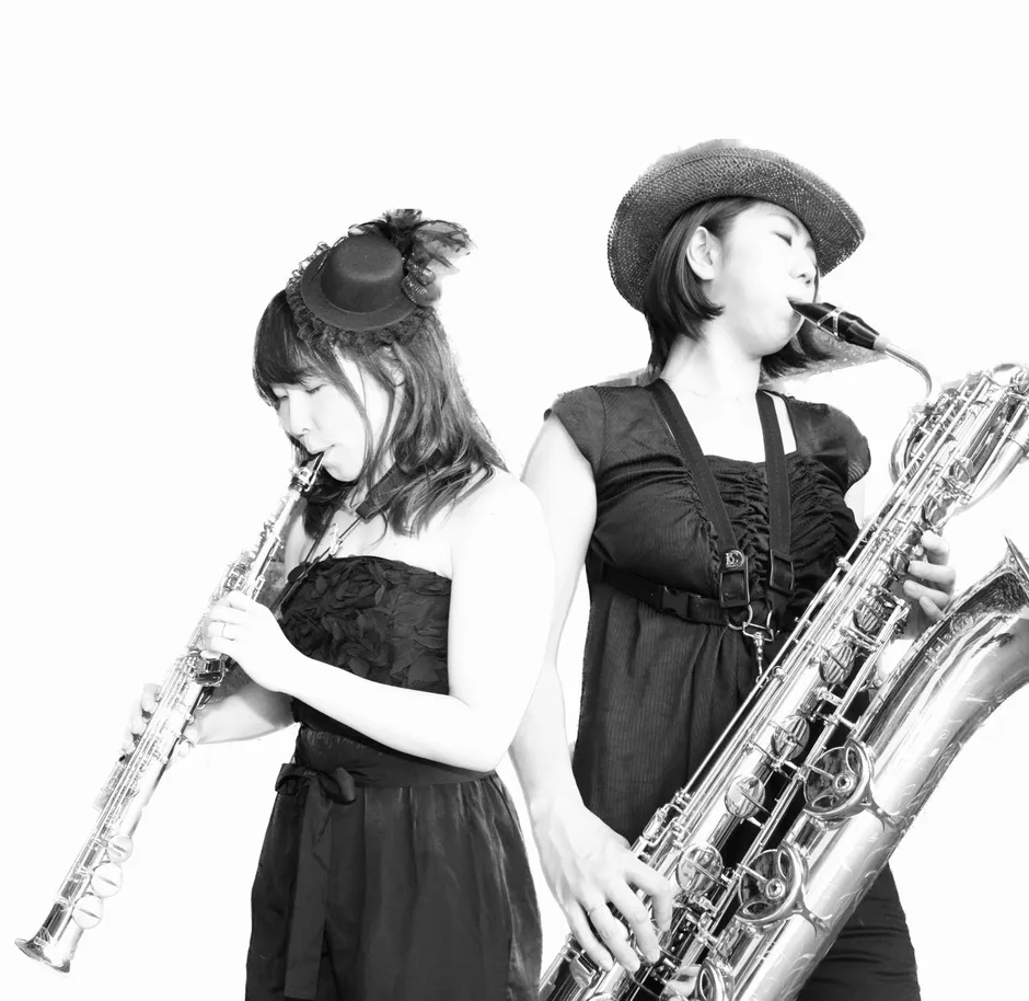 サックスを演奏する女性たち