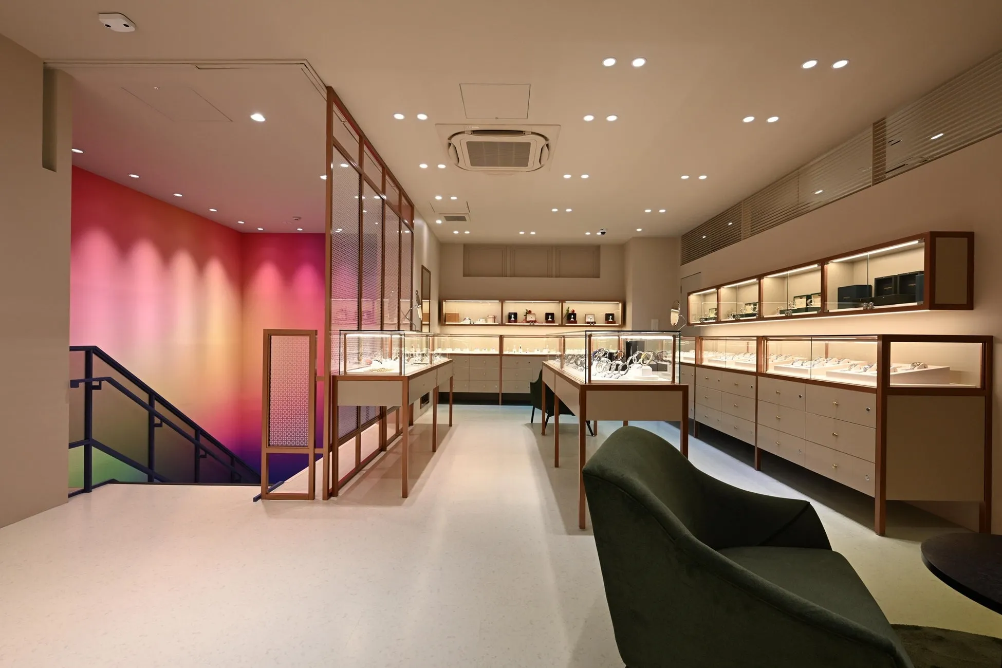 高級時計が並べられたショーケースの様子。