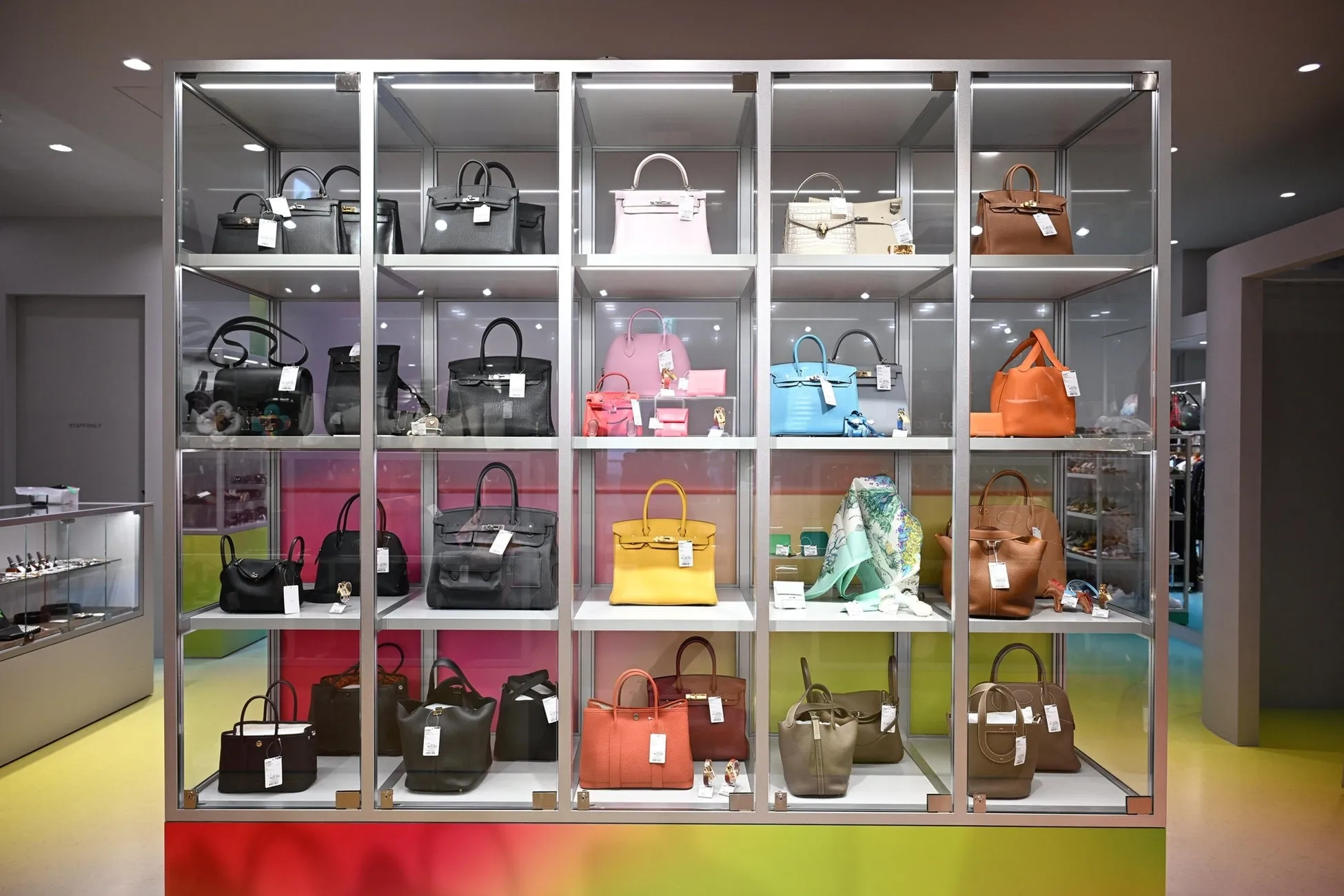 様々な色の高級ハンドバッグが並ぶショーケース。