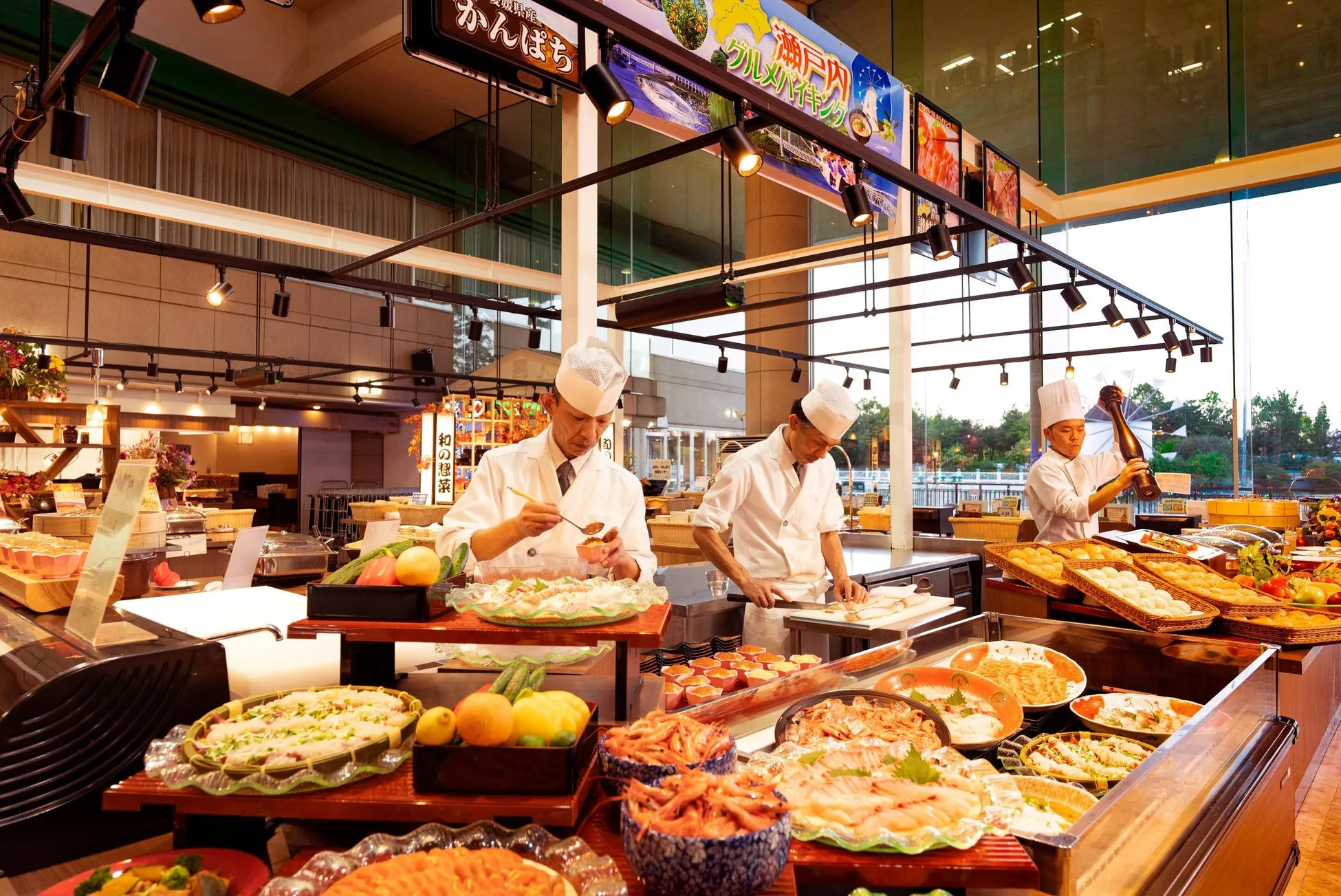 鮮魚を扱う料理人が調理をしている様子