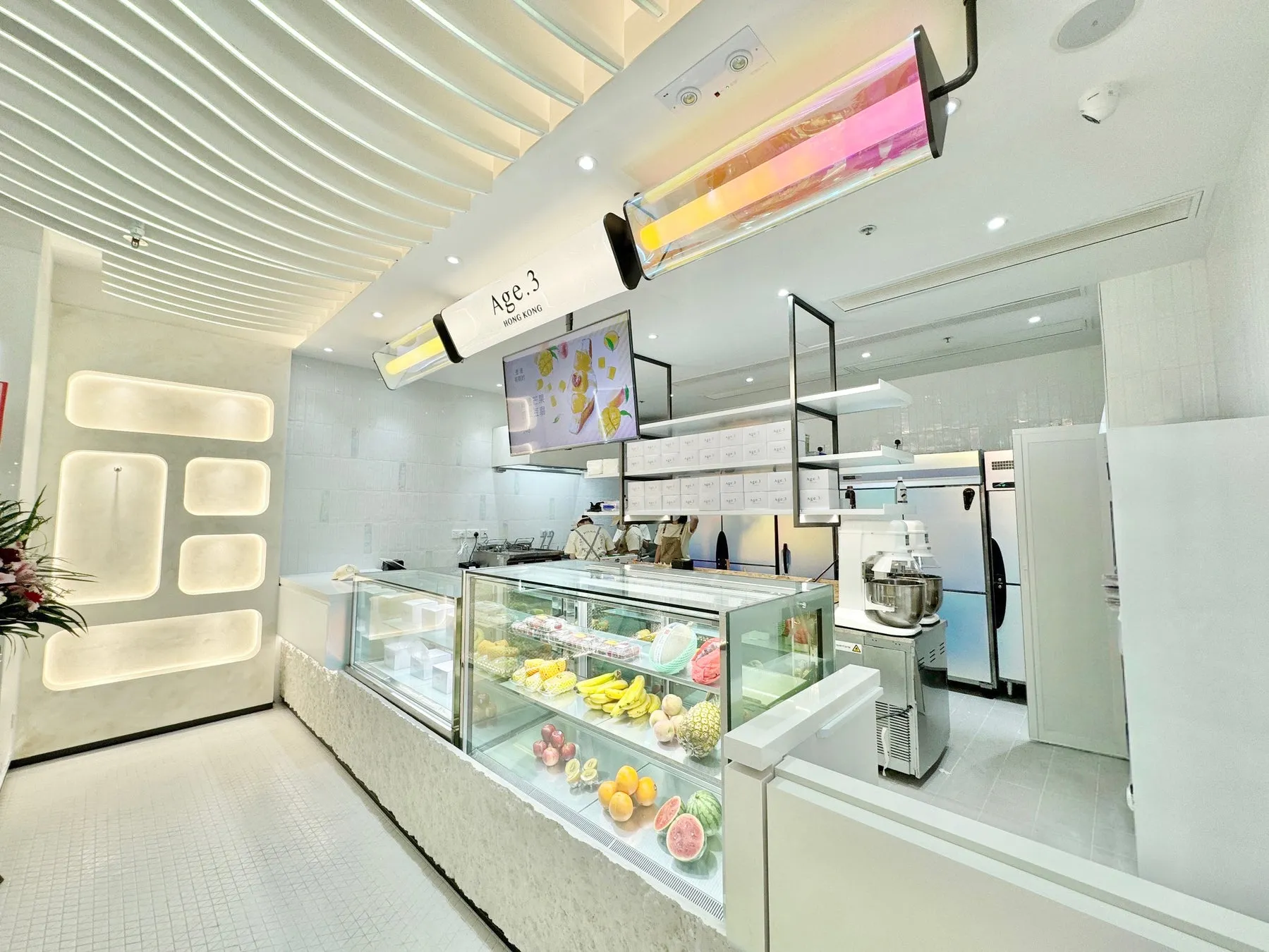 店内には、フルーツやケーキが並べられたショーケースがあり、明るく清潔感のある空間です。