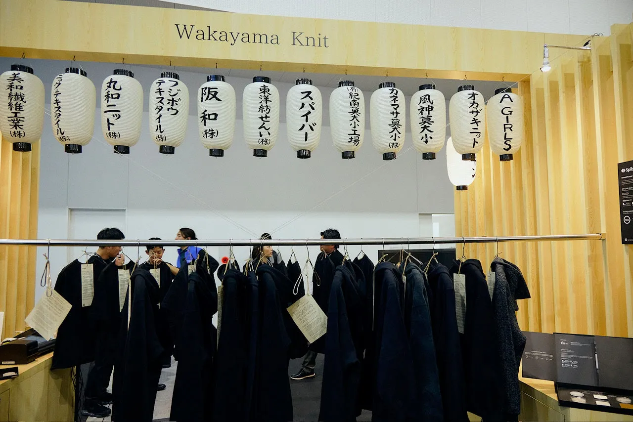 和歌山ニットの展示会。提灯が飾られており、洋服が展示されている。