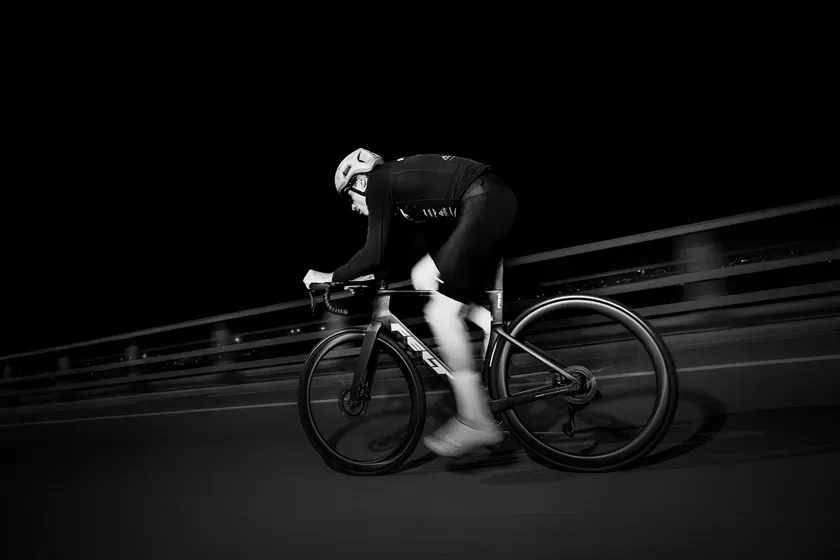 夜の道を走るサイクリスト