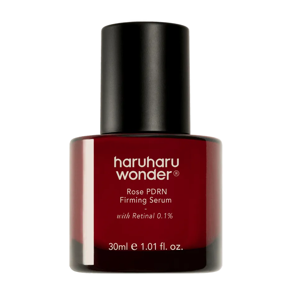 ローズの香りのファーミングセラムのボトル。ボトルは赤色で、黒いキャップが付いています。