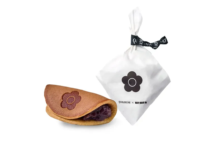 花柄の焼き印が押されたどら焼きと巾着