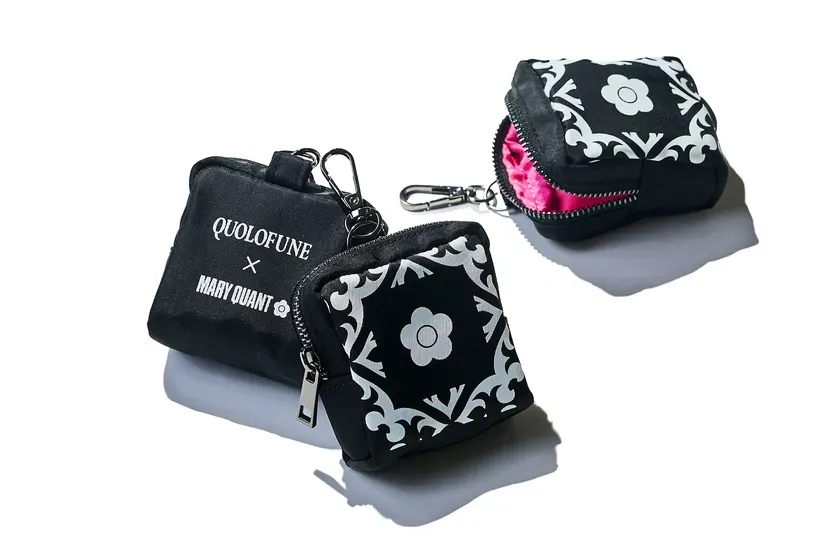 黒いポーチ3つ、花柄ロゴ