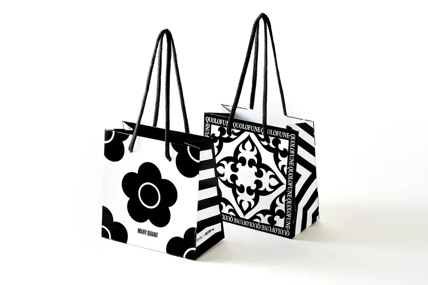 白い背景に黒いデザインのショッピングバッグが2つ