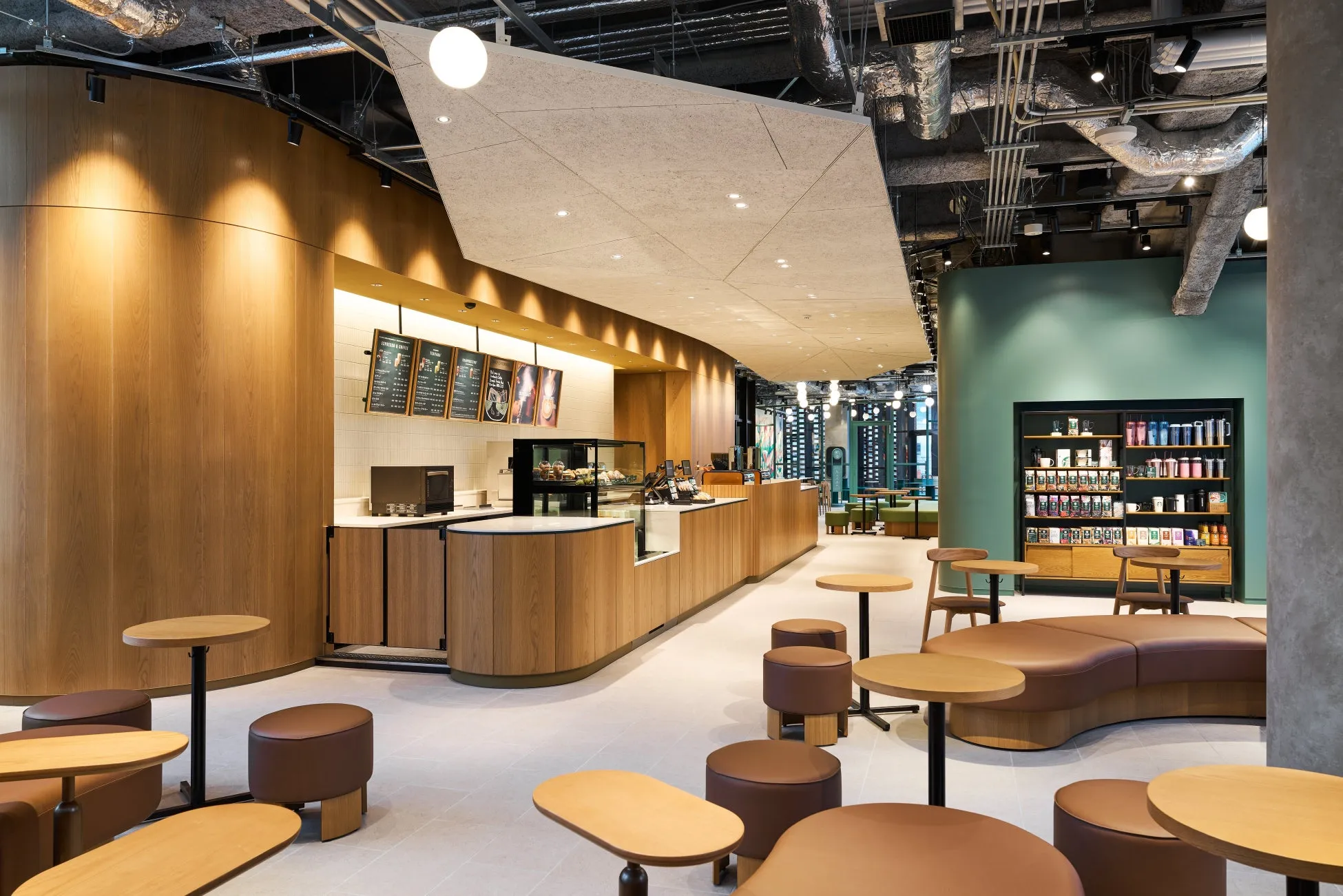 木材を基調とした洗練されたカフェのインテリア