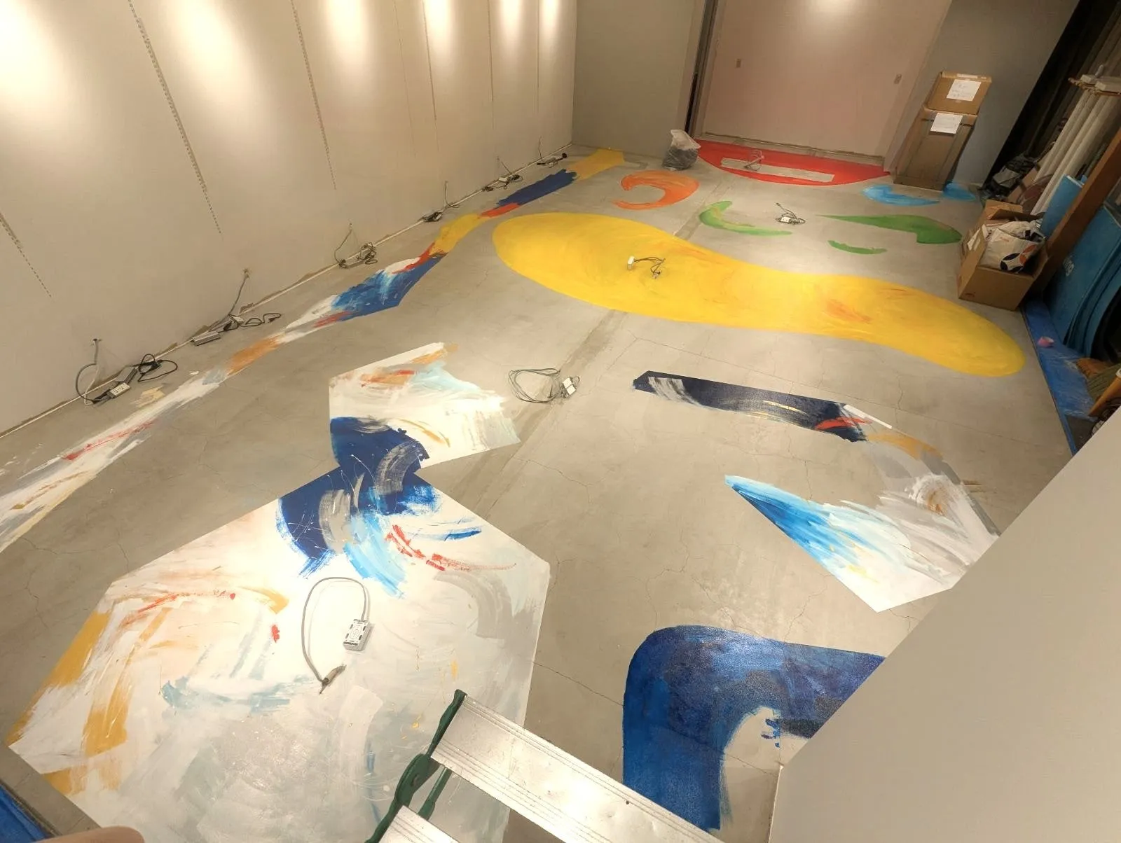 床に抽象的な絵が描かれた部屋