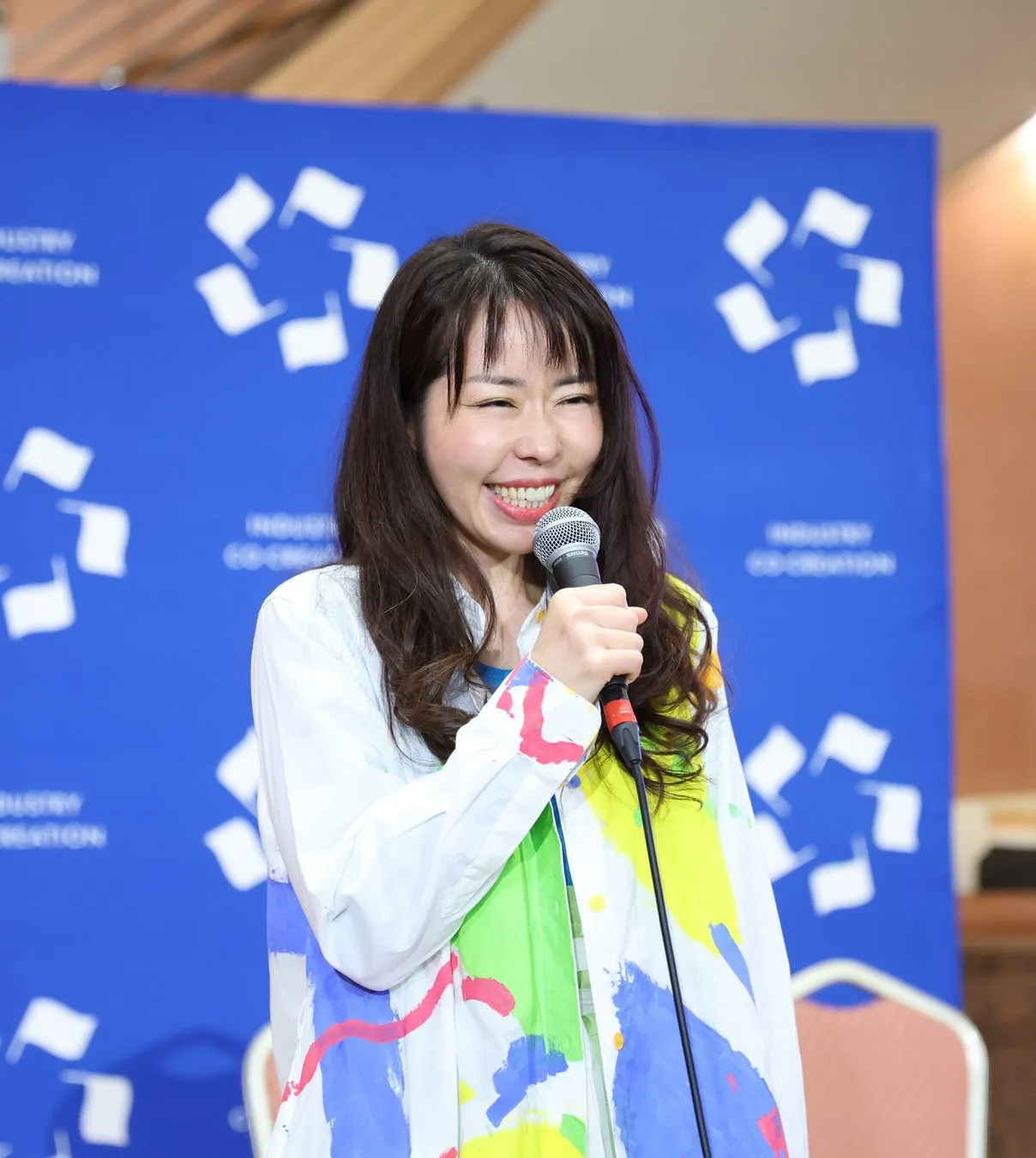 笑顔で話す女性