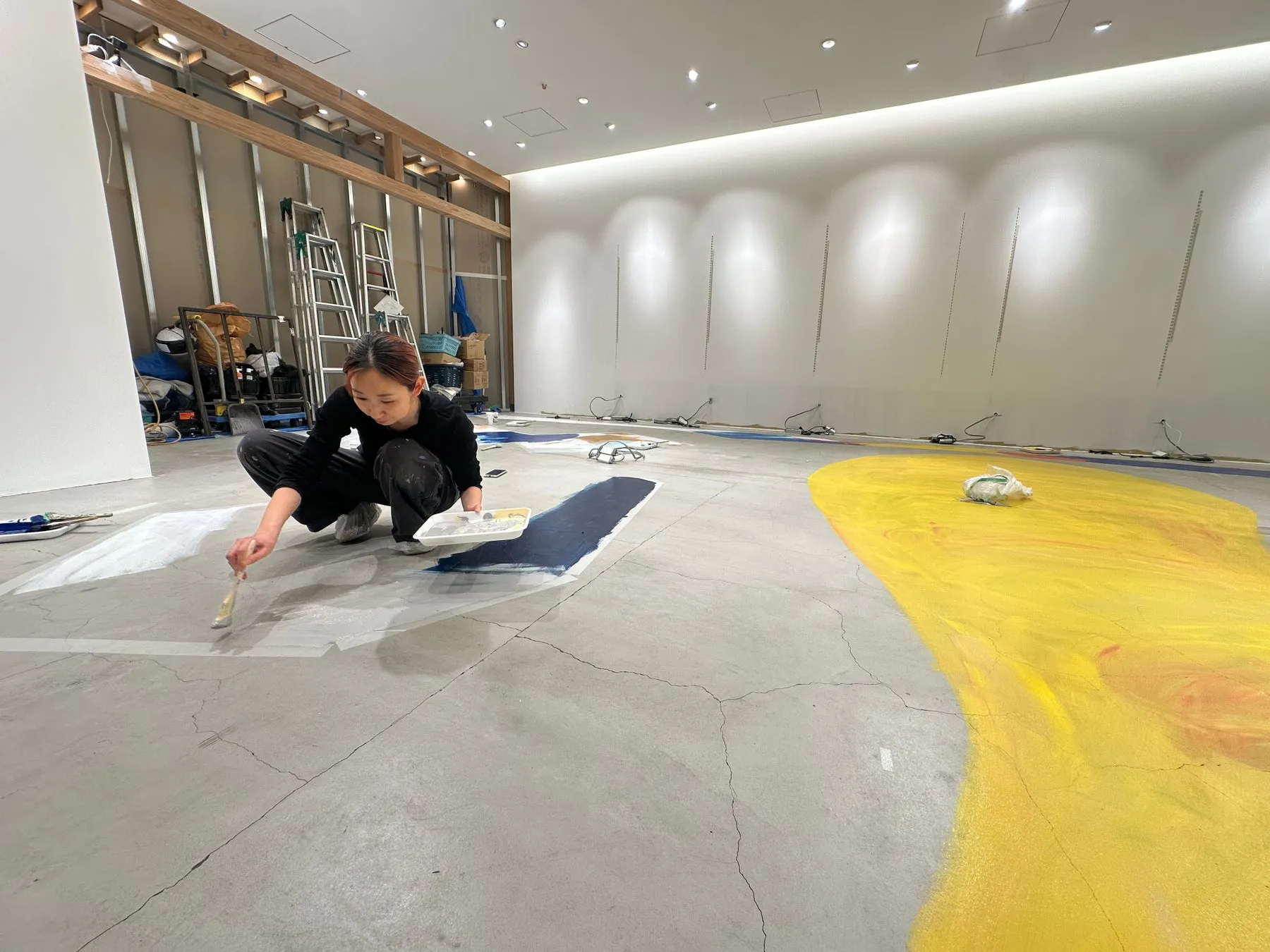 絵を描くアーティストの様子