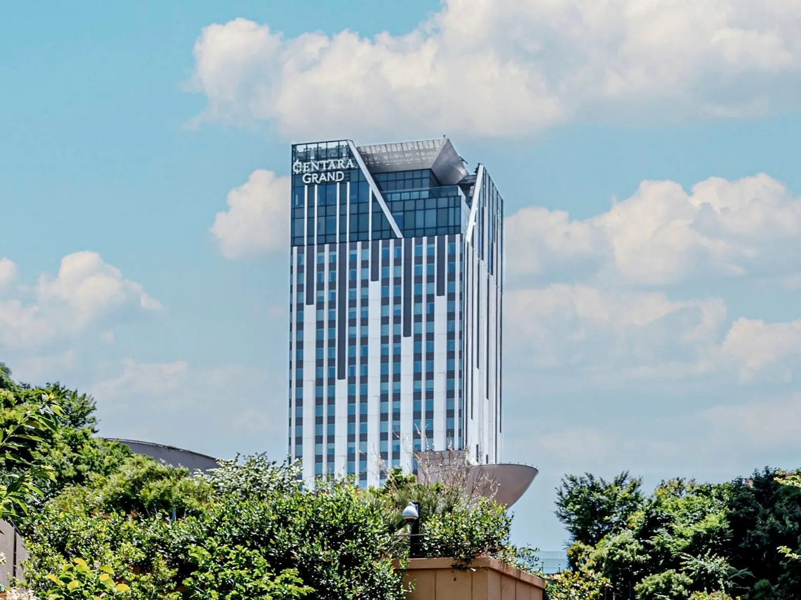 センタラグランドホテル大阪の外観