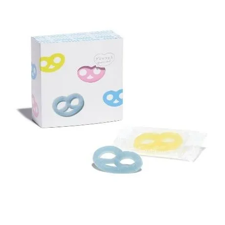 プレッツェル型のグミの箱と、個包装されたプレッツェル型のグミが写った写真です。