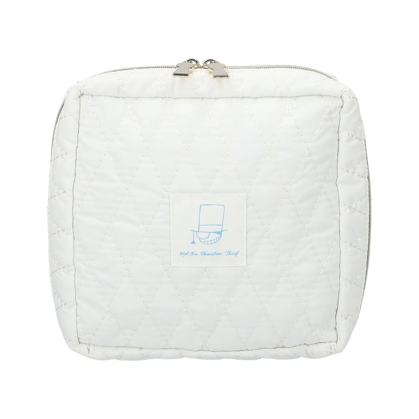 白いキルト加工のポーチ。青いキッド・ザ・ファントム・シーフのロゴが描かれています。