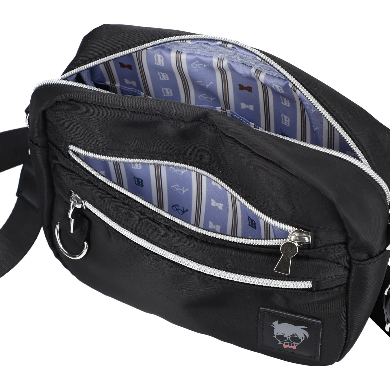 黒いショルダーバッグ。ロゴマークが付いている。