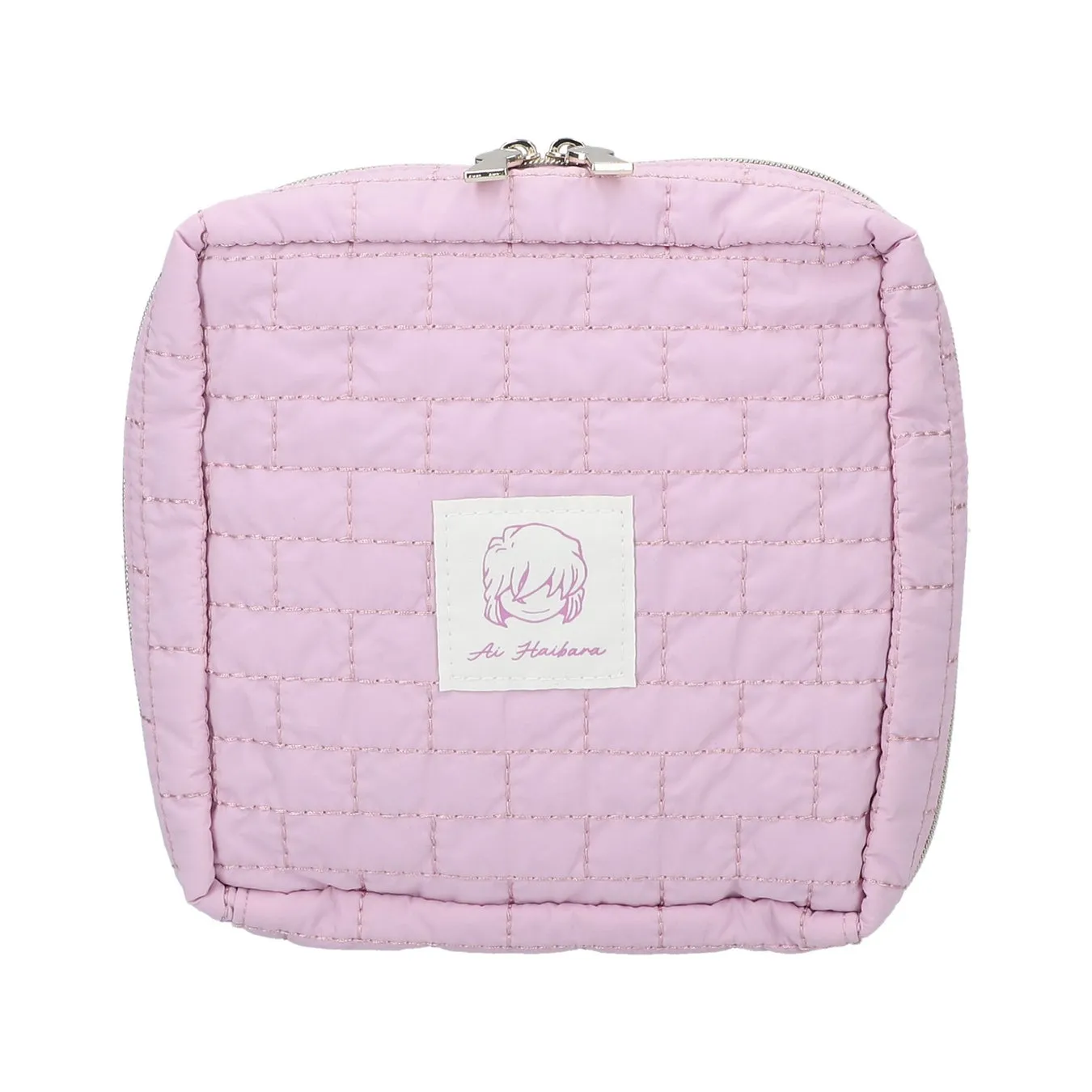 ピンク色のキルティングポーチ。灰原哀のイラストと名前が書かれた白いタグが付いている。