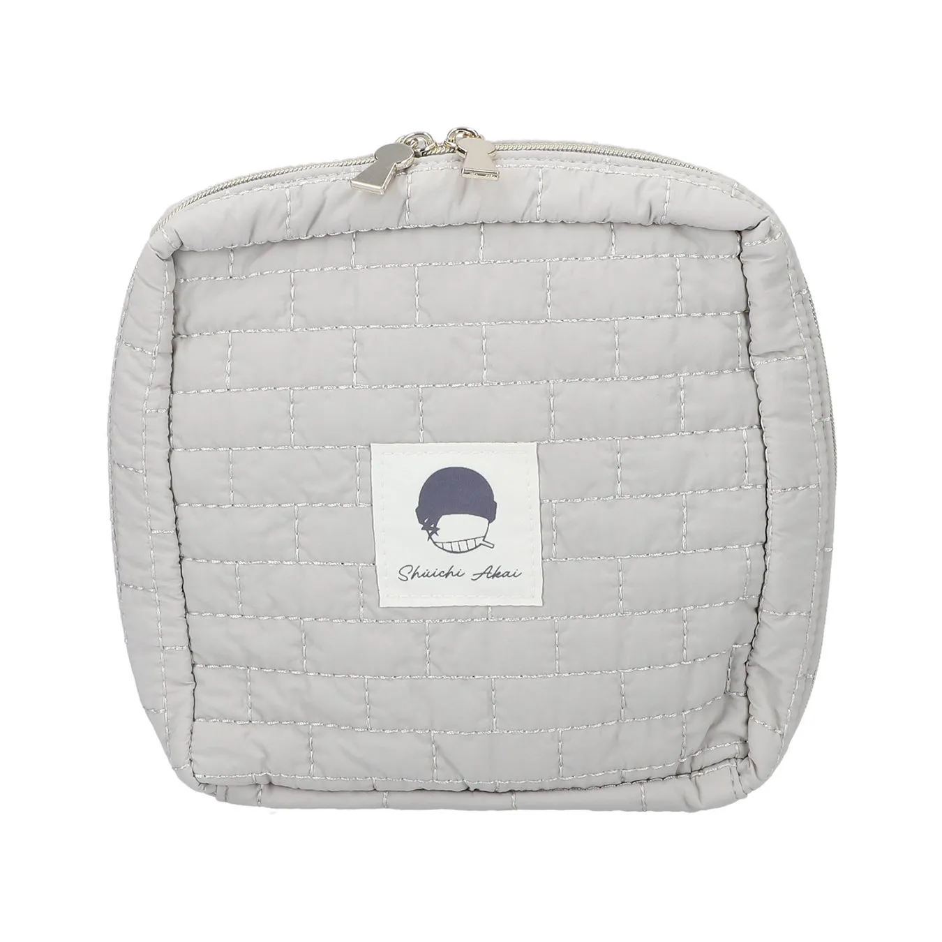 グレーのキルティング加工が施されたポーチ。赤井秀一の文字がプリントされたタグが付いている。