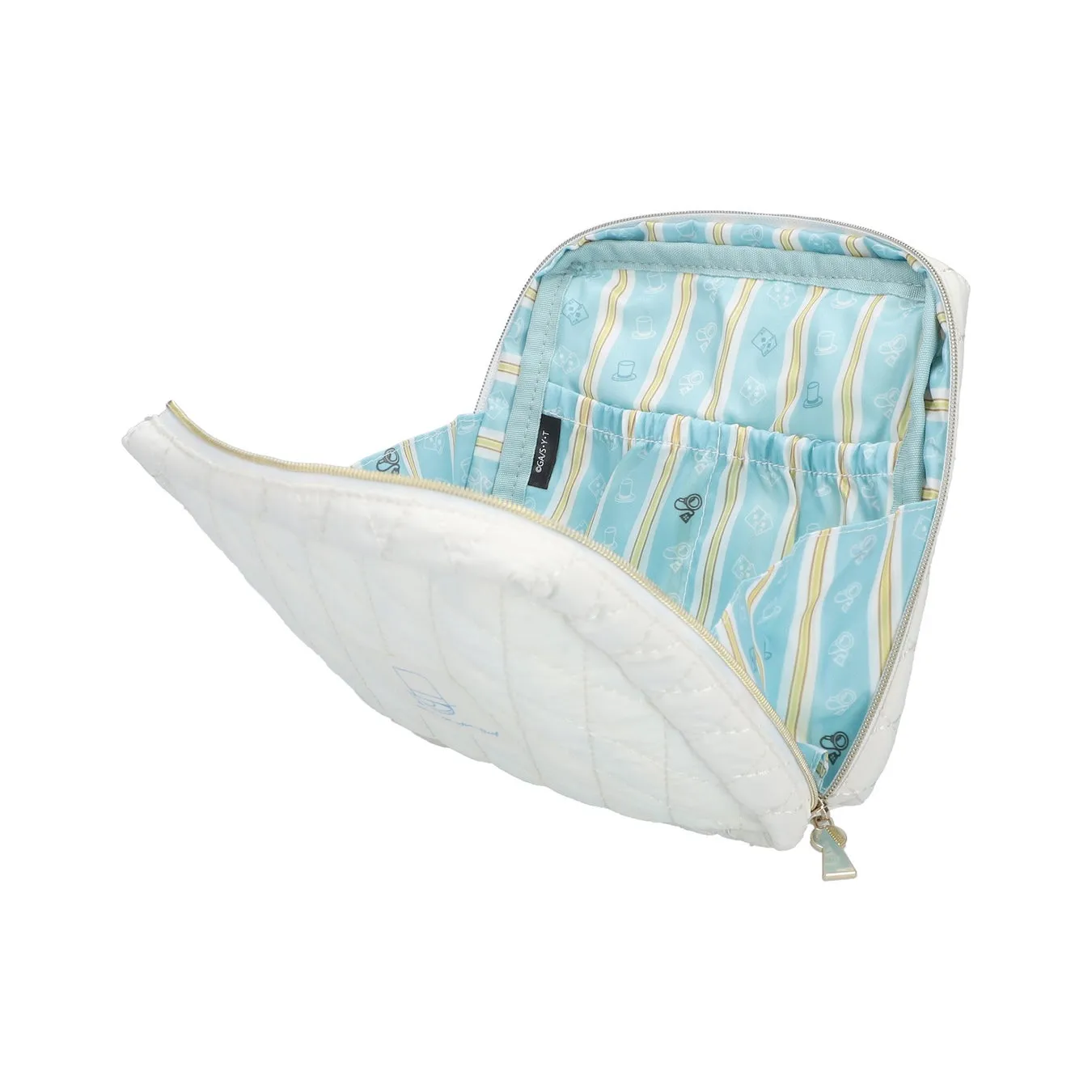 白くキルティング加工されたコスメポーチが開いており、内部のポケットが見えています。水色のストライプとトランプの模様があります。