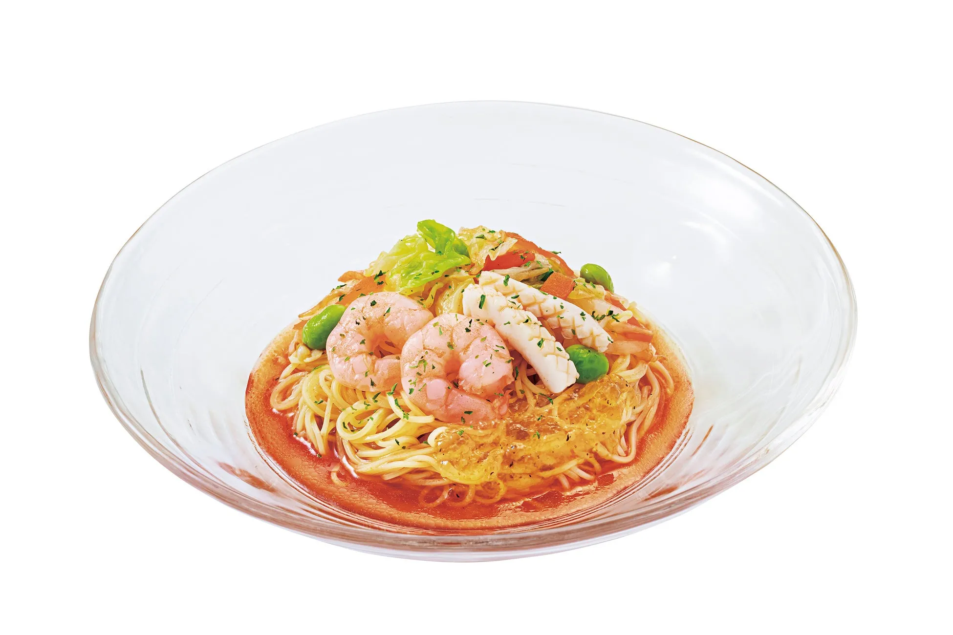 透明なガラスの器に盛られた、エビとイカが入ったパスタの料理の写真です。