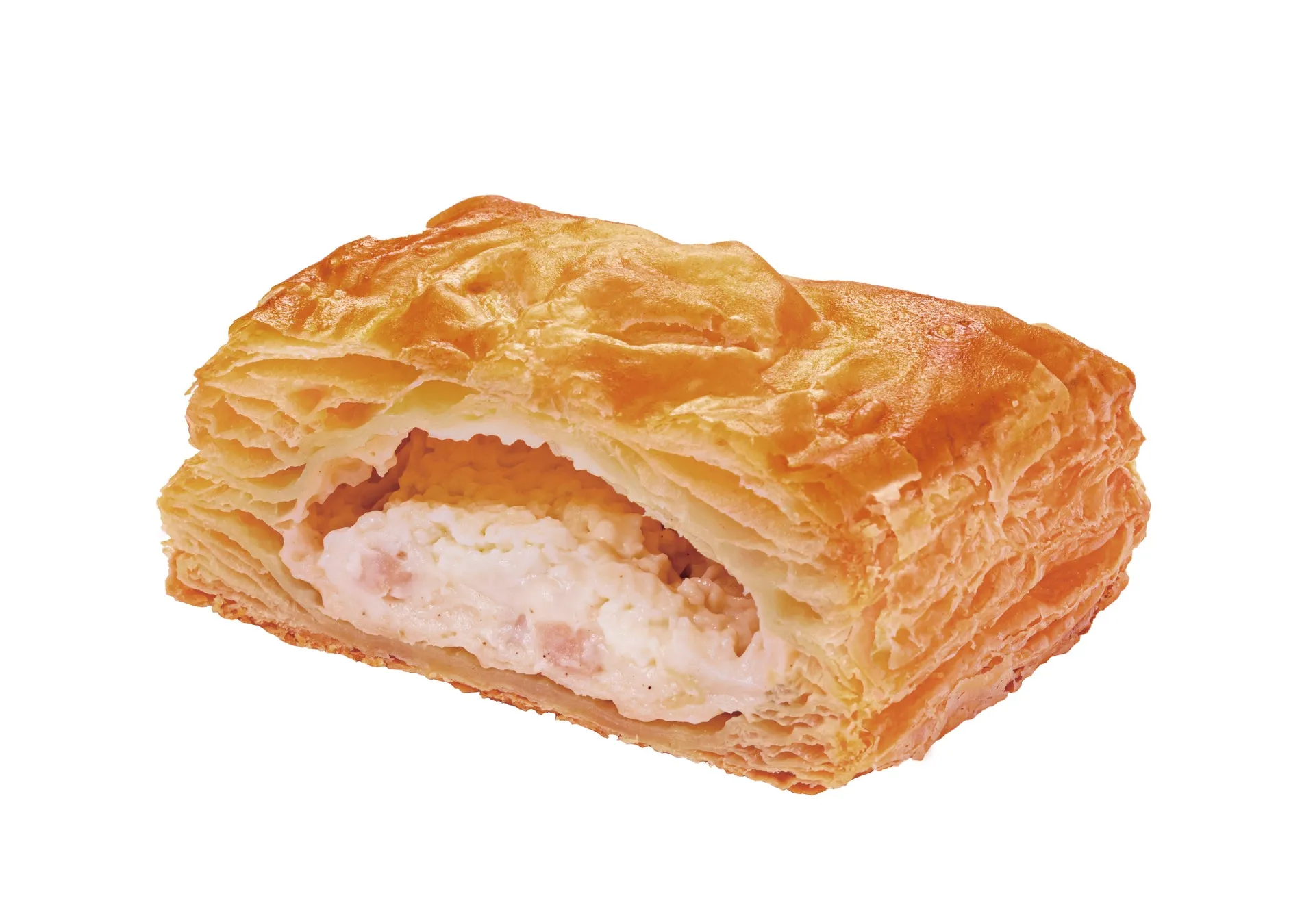 パイ生地の中にクリームチーズのようなフィリングが入った焼き菓子のクローズアップ画像。