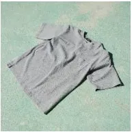 グレーの半袖Tシャツが置かれています。