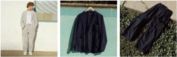 男性がスーツを着て立っており、ジャケットがハンガーに吊るされており、パンツが地面に置かれています。