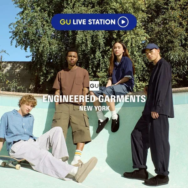 4人のモデルがプールサイドに集まり、GUとENGINEERED GARMENTSのコラボレーションによるカジュアルな服装を披露している画像