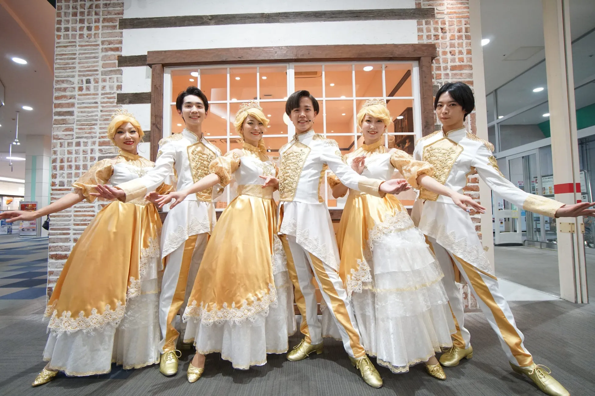 金色の衣装を着た男女のグループ