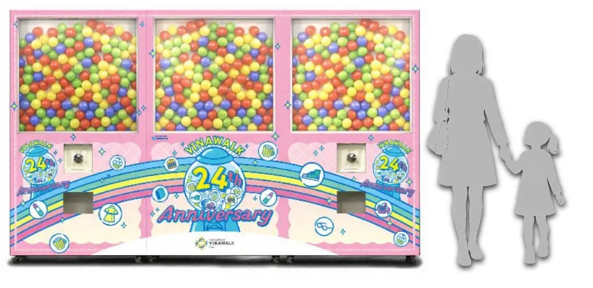 ピンク色のガチャガチャが3つ並んだ写真