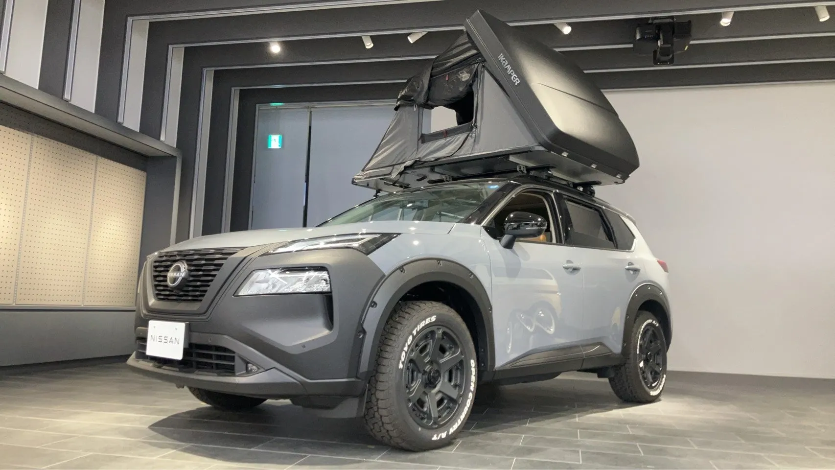 日産のSUVにルーフテントが搭載されている様子