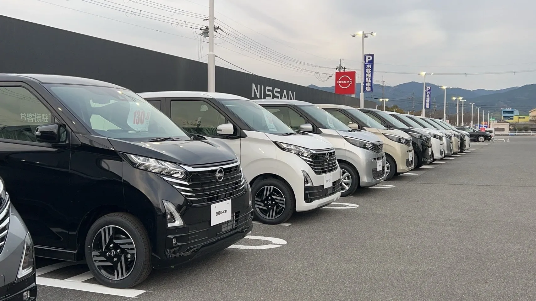 日産の車が並んでいる駐車場