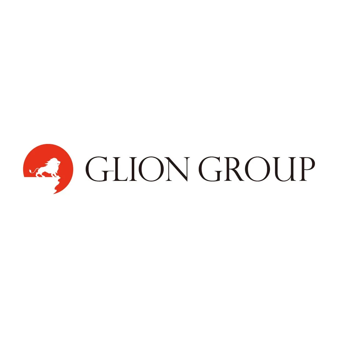 赤い円の中にライオンのシルエットが描かれたロゴマークと、その下に「GLION GROUP」の文字が配置された画像。