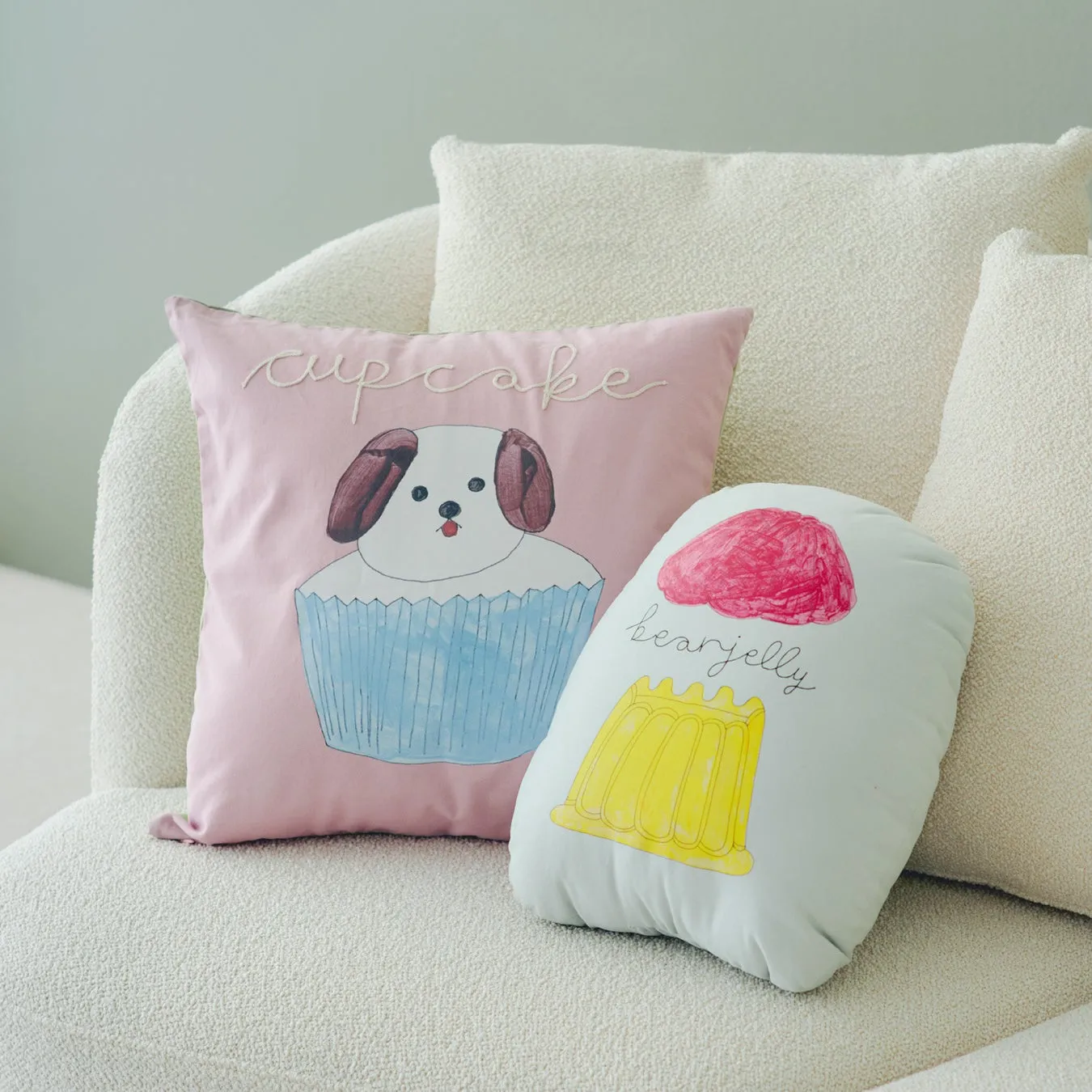 白いソファに置かれた2つのクッション