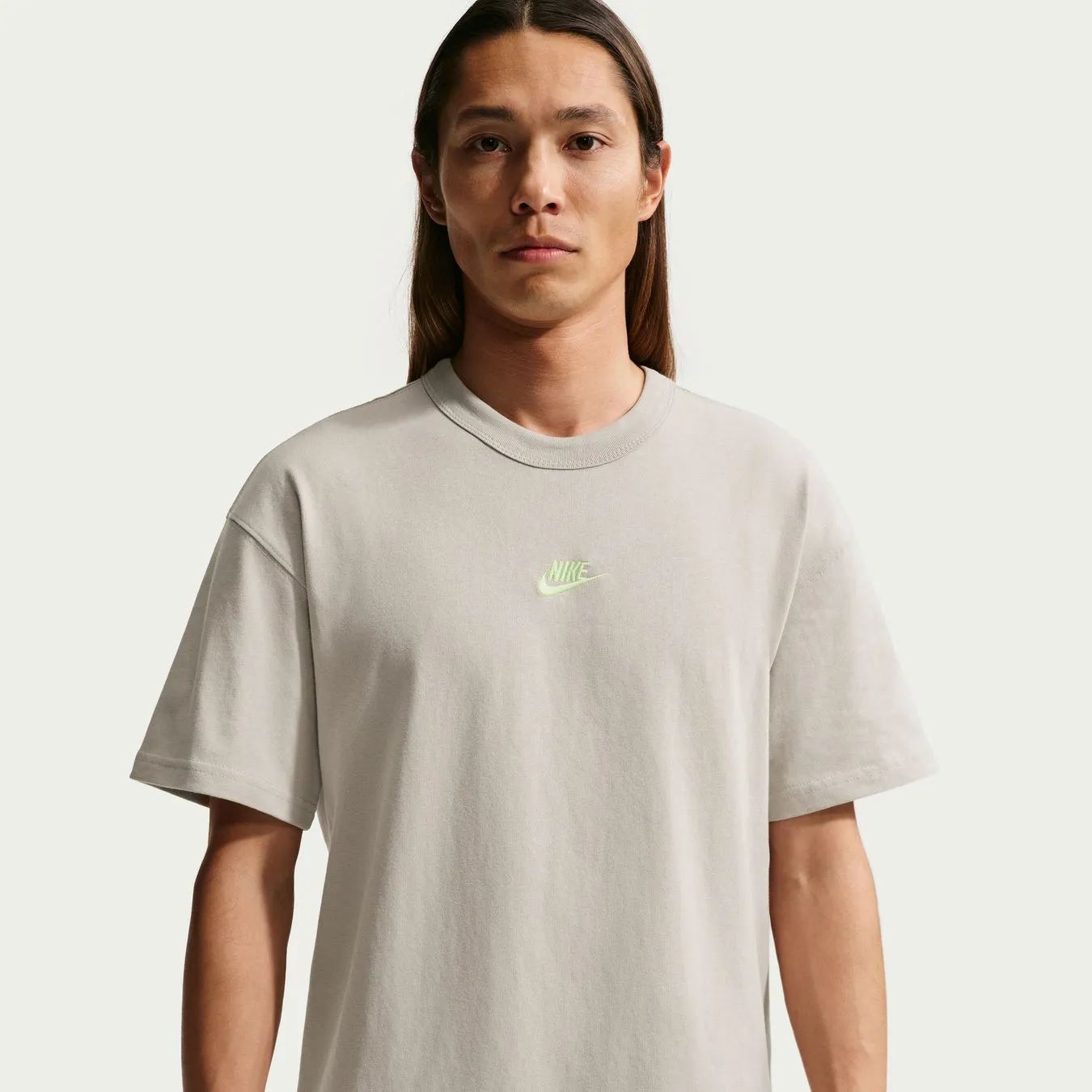 男性が着ているナイキのTシャツのクローズアップ画像。Tシャツにはナイキのロゴが入っています。