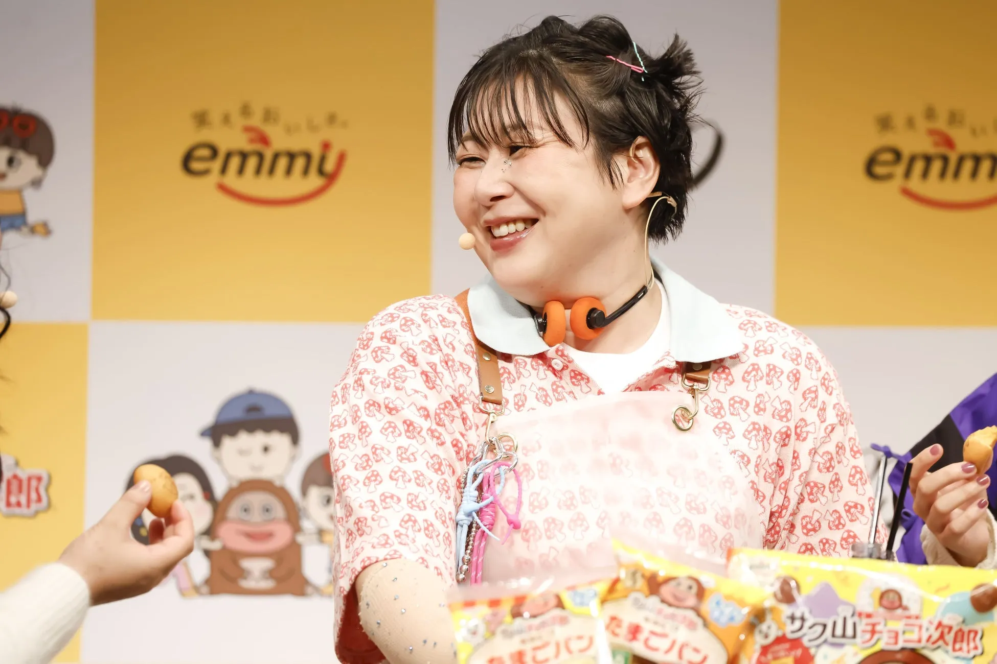 イベントで笑顔を見せる女性