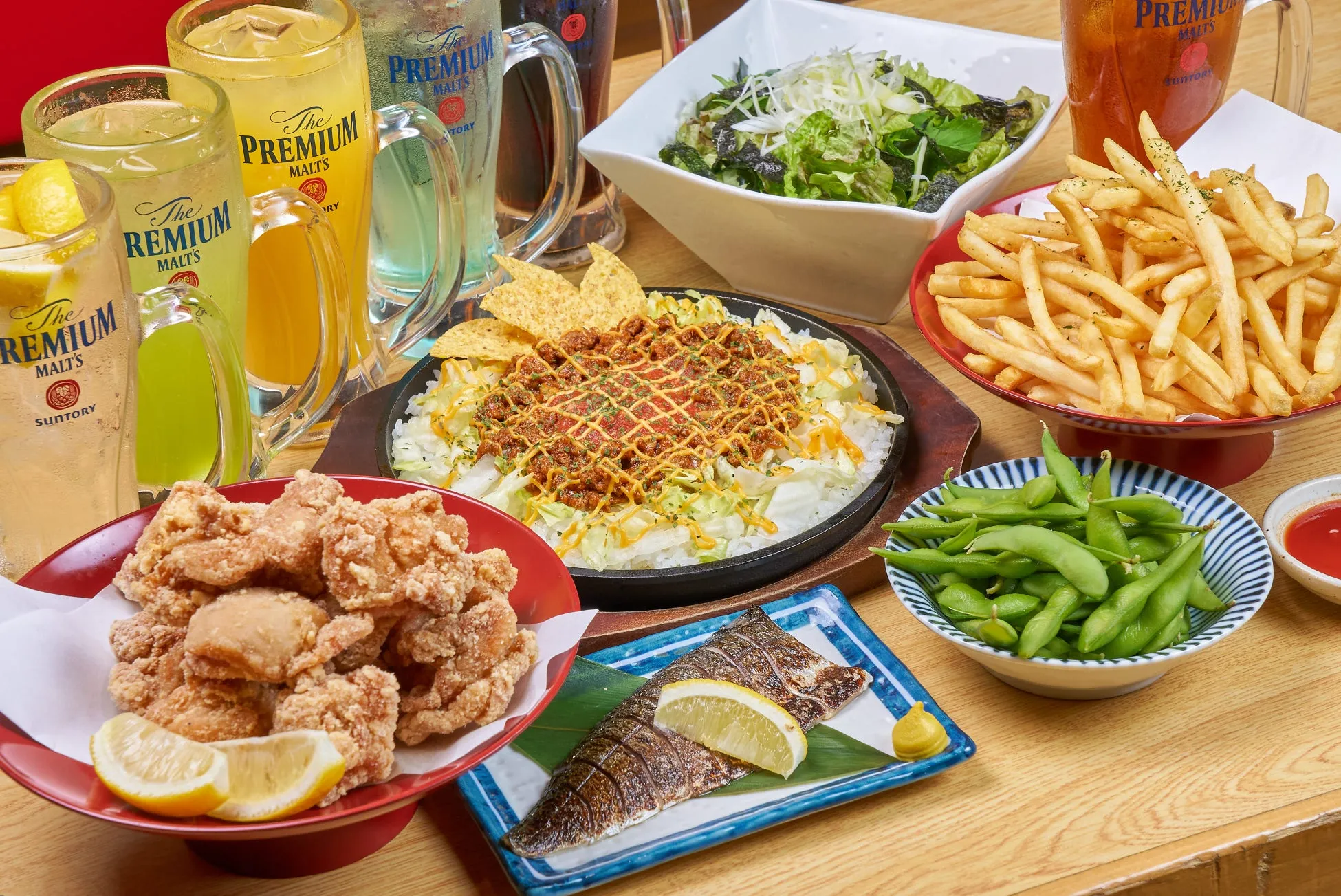 テーブルの上に、様々な料理と飲み物が並んだ写真