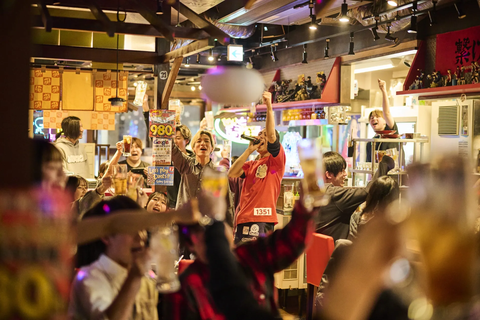 カラオケバーで盛り上がっている様子