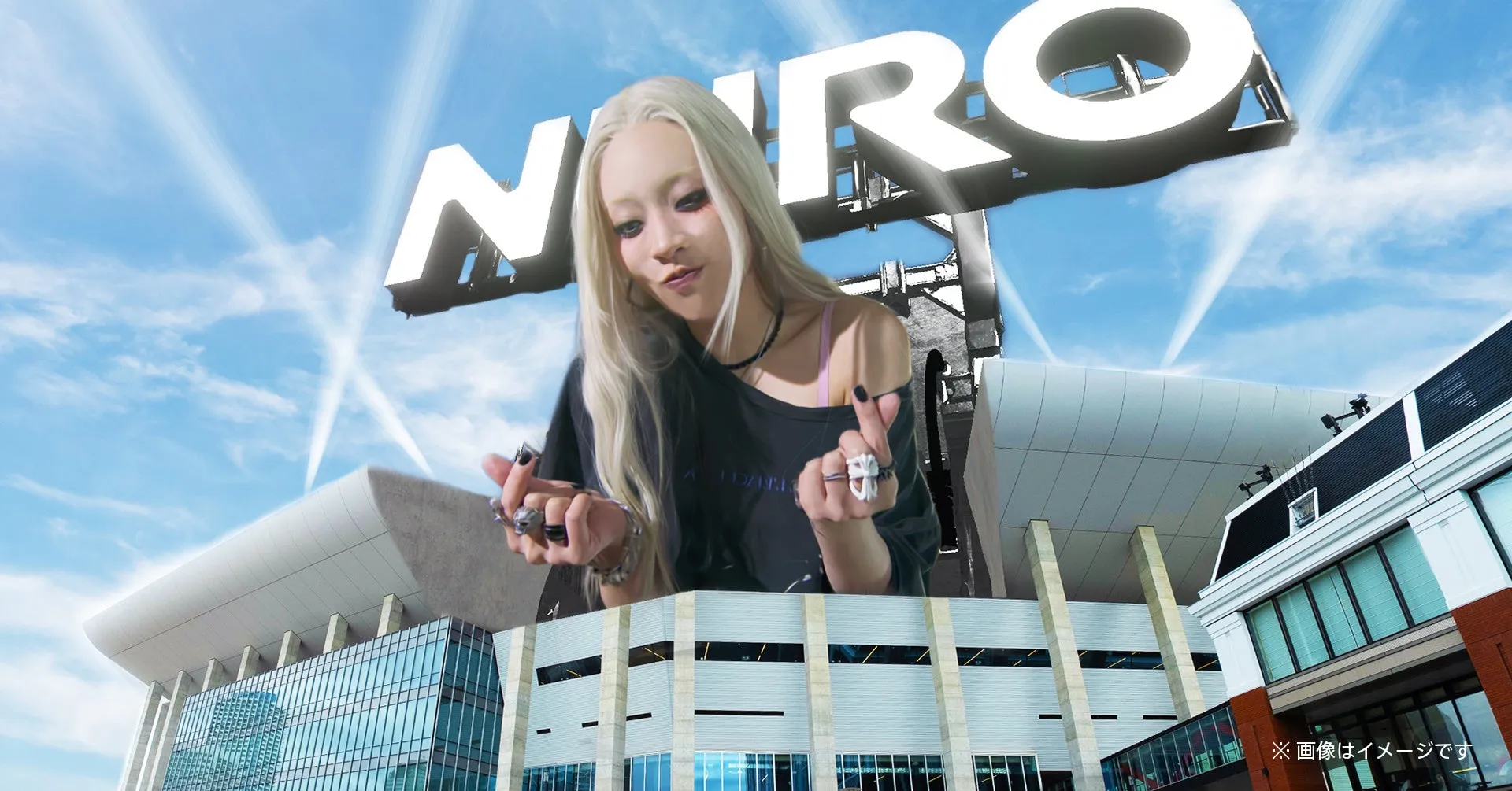 空に「NIRO」の文字が浮かび、女性が指でハートマークを作っている画像。