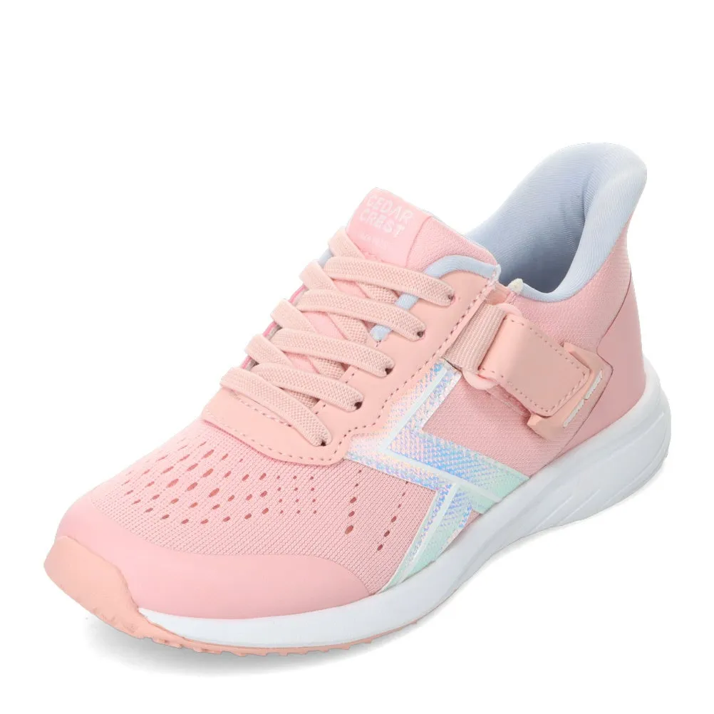 ピンク色のスニーカーの写真