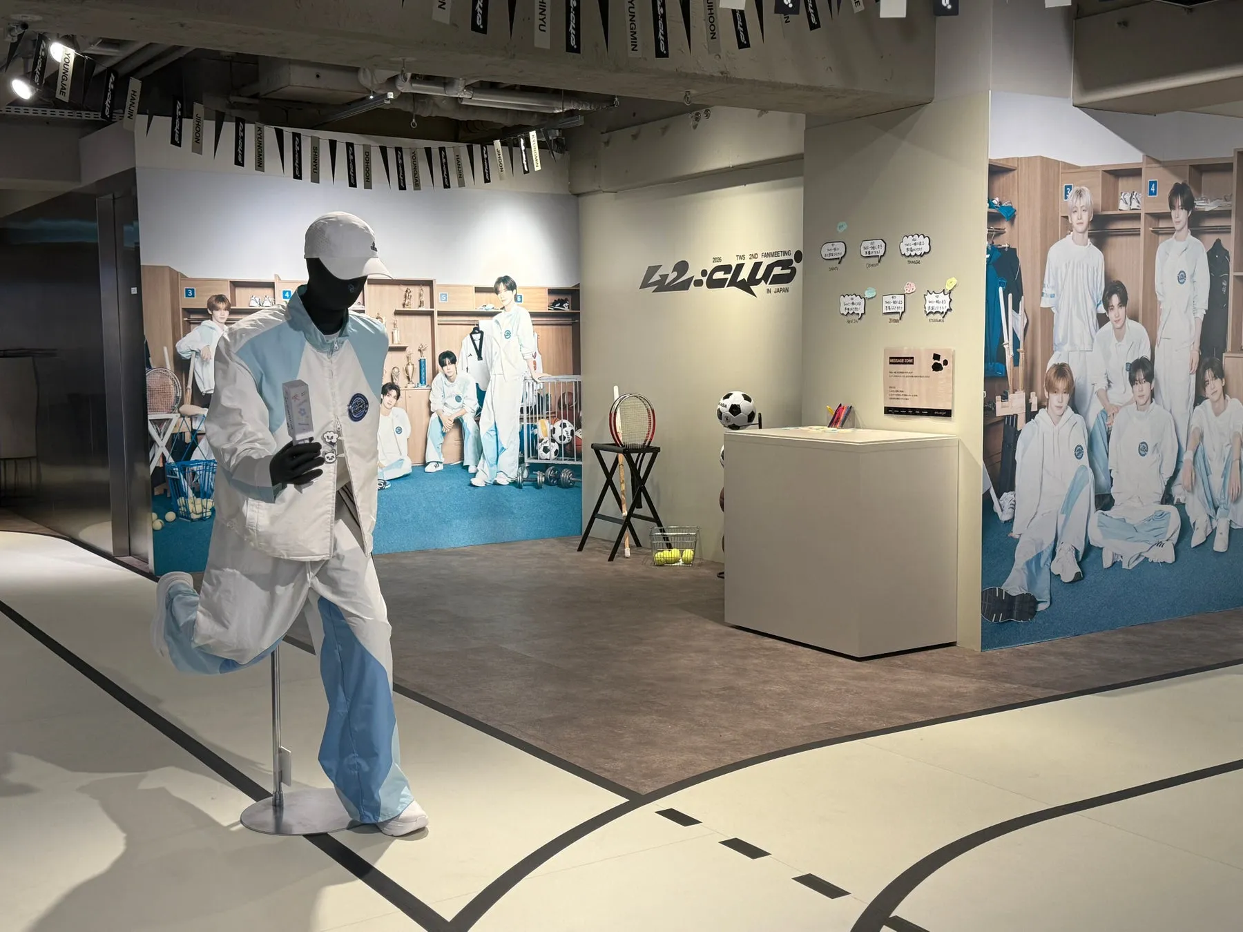 TWSの2ndファンミーティングの会場の様子。会場内にはメンバーの写真や、スポーツ用品が飾られている。マネキンがメンバーの衣装を着ていたり、壁にはメッセージボードもある。