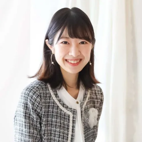 笑顔の女性のポートレート。幸川莉子氏